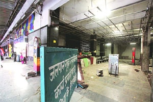 M_Id_246338_An_under_construction_food_stall_at_New_Delhi_Railway_station