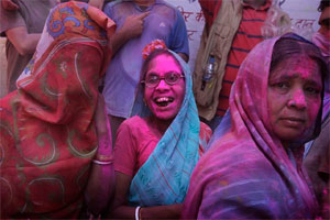 Gujarat tribals walk ember to mark Holi festival