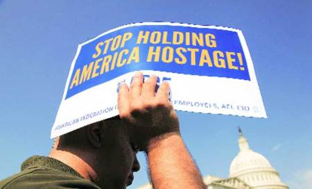 US House votes to pay idled workers,deadlock drags on