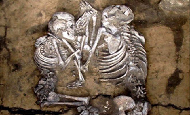 In Siberia,handholding couples’ skeletons found in Bronze