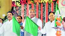 Railway Minister Mallikarjun Kharge (centre), who announced the relief, also flagged off four new trains from Lokmanya Tilak terminal Friday. Express
