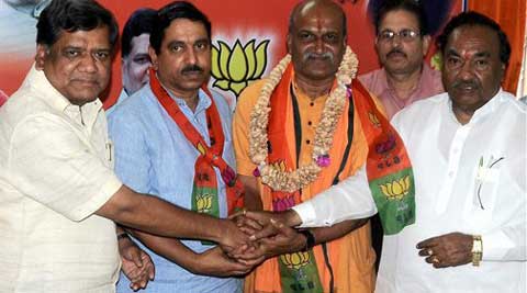  Pramod Muthalik joining BJP in presence of former CM Jagadish Shettar in Hubli on Sunday. (PTI Photo)