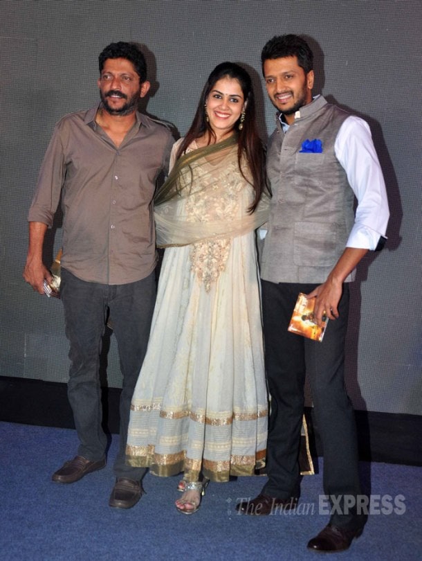 PHOTOS: Mom-to-be Genelia D’Souza steps out with hubby Riteish Deshmukh