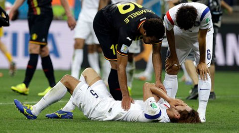 Belgium's Mousa Dembele helps console South Korea's Kim Young-gwon following Belgium's 1-0 victory over South Korea. ( Source: AP )