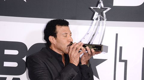 http://images.indianexpress.com/2014/06/lionelrichie-award.jpg