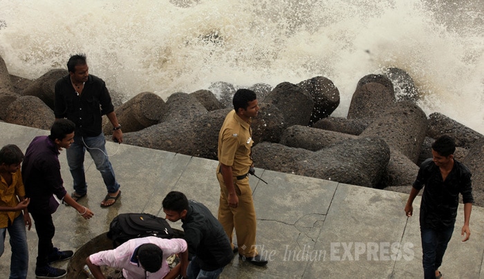 Today In Pics Police Keep Vigil As High Tides Continue To Hit Mumbais