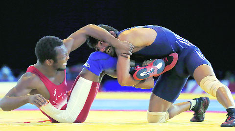 Yogeshwar Dutt (R) performs the move ‘Fitele’ against Canadian opponent Jevon Balfour to win gold in the final of the men’s 66kg category. (source: AP)