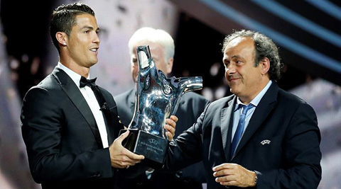 Christiano Ronaldo recieving UEFA' best player award on Thursday by Micael Platini, Presdient, UEFA. (Source: Reuters)