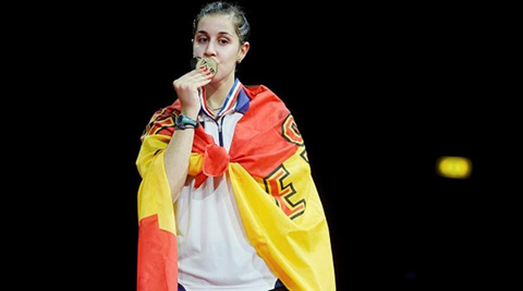 Spain's Caroline Sarin kisses the gold medal (Source: Reuters)