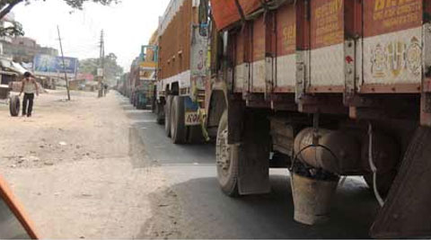 Private truck drivers in Lunglei have refused to ply the route in protest against the Tlabung Supplies storekeeper’s recent move to make truck drivers pay in kind (in this case rice) for any missing sacks of rice.