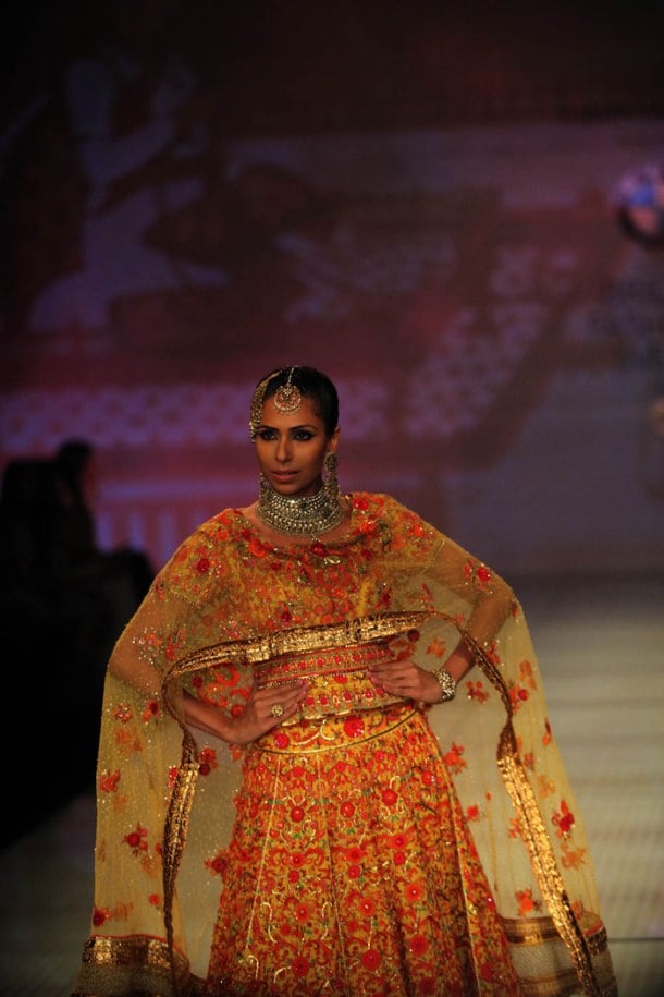 Photos Tarun Tahiliani Goes Unconventional On The First Day Of India Bridal Fashion Week The 2637