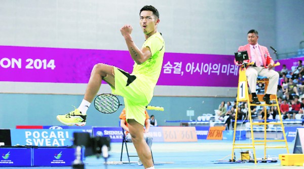 Lin Dan exults after beating Lee Chong Wei. Source: AP