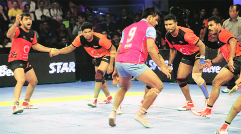 Jaipur Pink Panthers’ Maninder Singh in action during the final of the Pro-Kabaddi League in Mumbai on Sunday. (Source: Dilip Kagda)