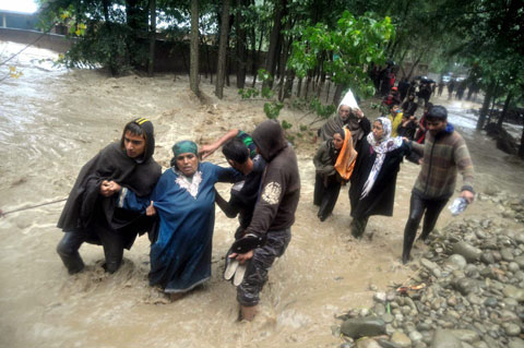 Flood alert in JandK, Jhelum flowing 4-feet above danger mark | The.