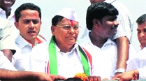 No star campaigners, Kadam slugs it out alone with only son by his side
