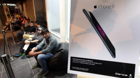 Delhiites queue up at midnight to be the first to buy first Apple iPhone 6, iPhone 6 Plus