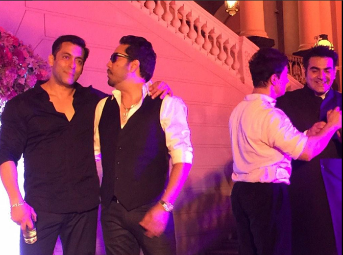 Arpita Khan's wedding was indeed one of the most watched wedding of this year. Salman Khan left no stone unturned to make it a memorable one for his li'l sister. 'Bhai' Salman Khan, who has gifted a Rs 16 crore flat to his beloved sister and jija Aayush, also has a special surprise planned for her at the wedding. <br /><br /> Salman, who is know to be a bit shy when it comes to singing, crooned Jumma Chumma as friend Aamir Khan and dad Salim joined the gang. (Source: Twitter by Mika Singh) 