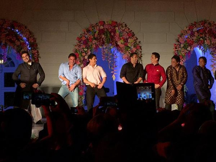 Brothers Salman Khan, Arbaaz, Sohail and Aamir Khan  dance to Dabangg title track - 'Hud Hud Dabangg' at sister Arpita Khan's wedding. (Source: Twitter) 