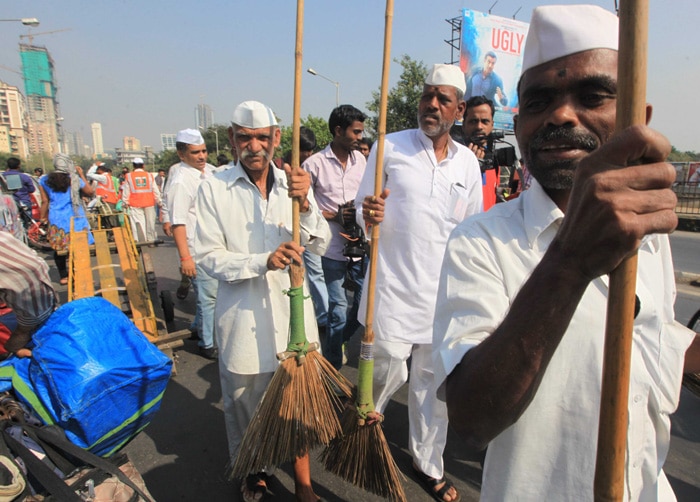 PHOTOS: Mumbai Dabbawalas Deliver On Swachh Bharat Promise | The Indian ...