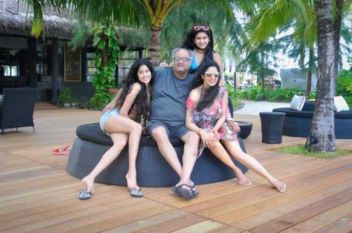 sridevi, happy birthday sridevi, sridevi birthday, sridevi 52 years, sridevi age, sridevi birthday, sridevi happy birthday, sridevi unseen pics, sridevi pics, sridevi pictures, sridevi images, sridevi family pics, sridevi daughters, sridevi pics with daughters, sridevi husband, boney kapoor, jahnavi kapoor, khushi kapoor, entertainment, bollywood