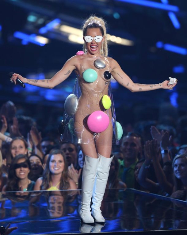 Photos Vmas 2015 From Just Silver Straps To Eye Shaped Bra Top Miley Cyrus Bizarre Outifits 8929