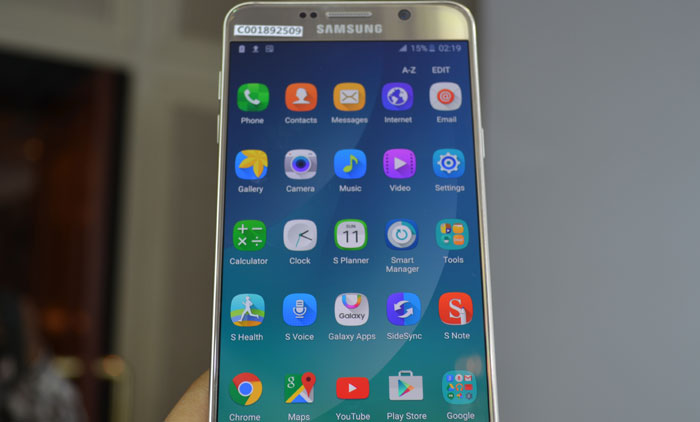 Galaxy Note 5 comes with wireless charging, although the wireless charger is not included with the Note 5. 