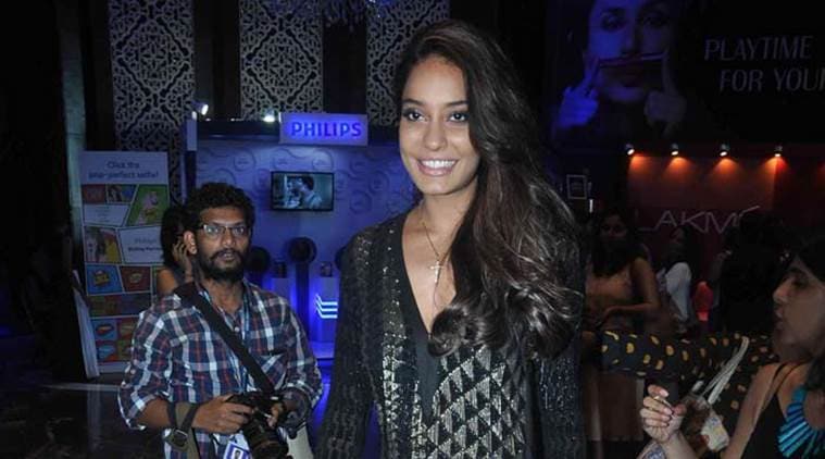 Lisa haydon, lisa haydon boyfriend, who is lisa haydon boyfriend, thai pavillion, lisa haydon out for dinner, lisa haydon makes out at restaurant, lisa haydon kiss boyfriend, diana penty dines with lisa haydon, diana penty with boyfriend, entertainment news