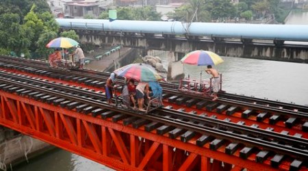 Typhoon Koppu displaces 10,000 people as it batters Philippines shores