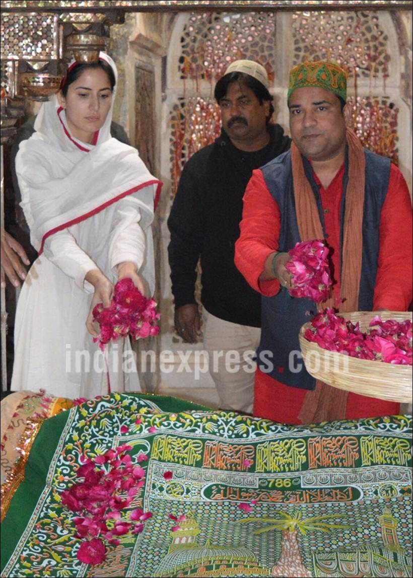 katrina kaif, akshay kumar, katrina kaif pics, katrina kaif pictures, katrina kaif at dargah, katrina kaif dargah pictures