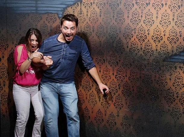 Photos People Caught On Camera At Their Scariest In A Haunted House 3250