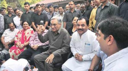 Uttarakhand Crisis: BJP willing to form govt, Cong tries to keep its flock together Uttarakhand Crisis: BJP willing to form govt, Cong tries to keep its flock together