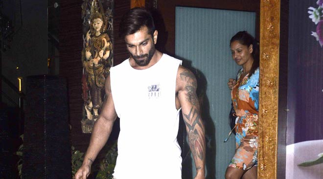 Bipasha Basu, Karan Singh Grover enjoy cosy dinner before marriage