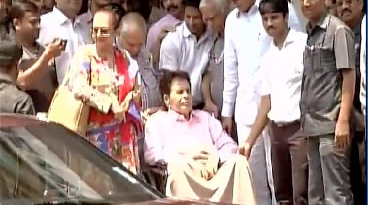 dilip kumar, dilip kumar discharged, dilip kumar hospital, lilavati hospital, dilip kumar discharged from hospital, dilip kumar news, dilip kumar latest news, dilip kumar health, dilip kumar films, saira banu, entertainment news