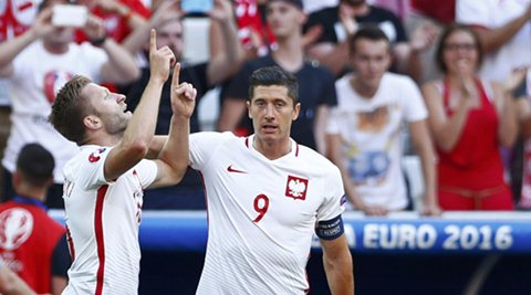 Euro 2016: Jakub Blaszczykowski strike sends Poland into last 16