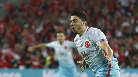 Euro 2016: Turkey beat Czech Republic to stay in last-16 contention