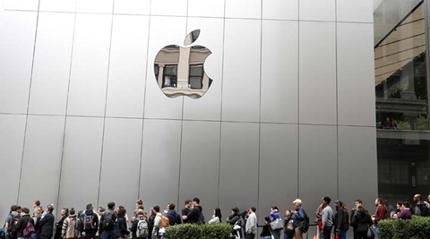 iPhone sales to drop as Samsung makes deeper inroads