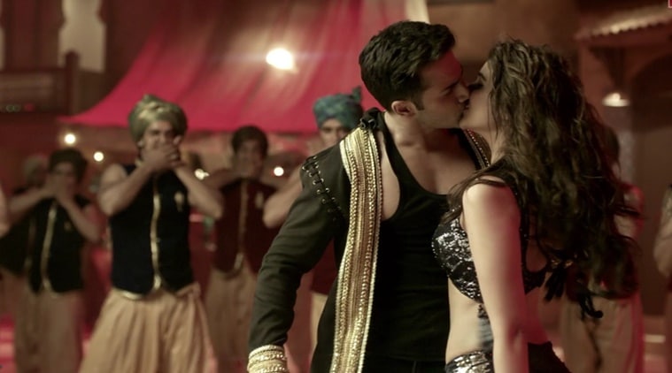 Videos Varun Dhawan And Parineeti Chopra On Kissing Scene In Jaaneman Aah The Indian Express