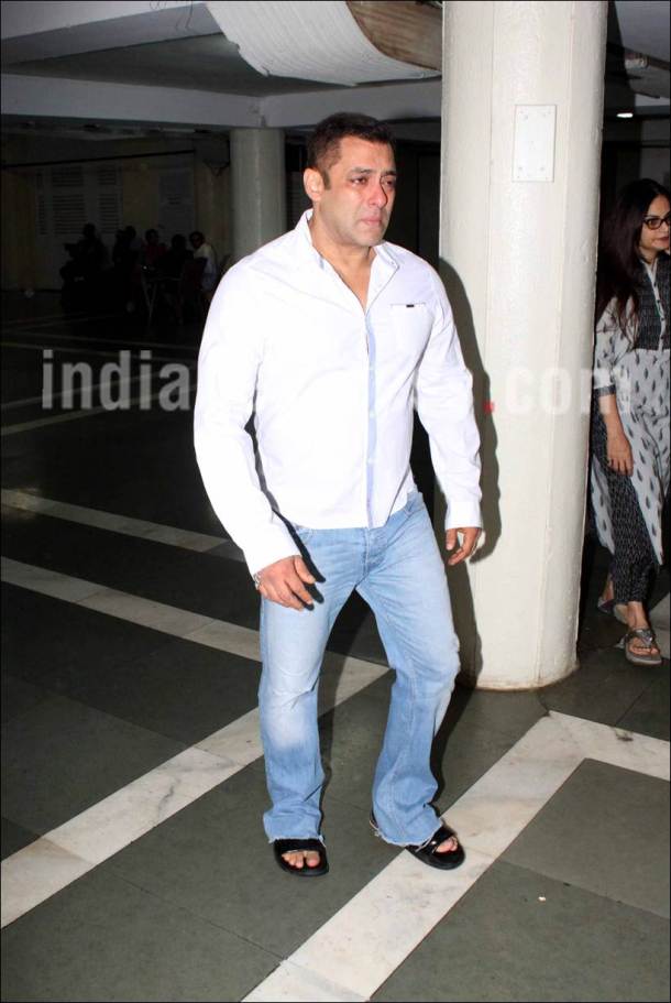 PHOTOS: Salman Khan inconsolable at Rajjat Barjatya’s funeral, cries