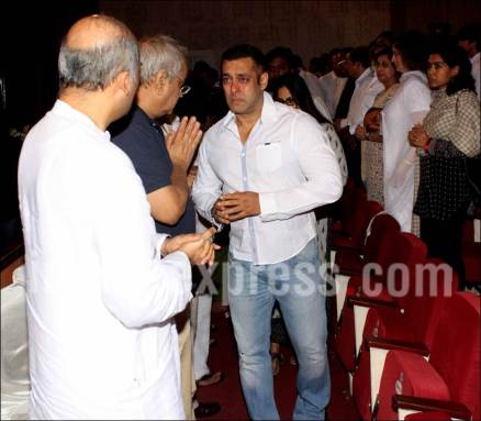 PHOTOS: Salman Khan inconsolable at Rajjat Barjatya’s funeral, cries