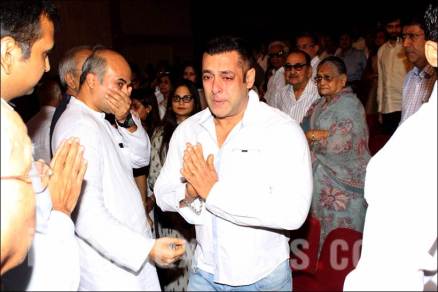 PHOTOS: Salman Khan inconsolable at Rajjat Barjatya’s funeral, cries