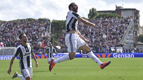 Napoli lose unbeaten record, Gonzalo Higuain gets brace for  Juventus