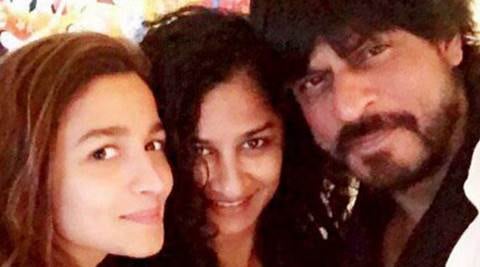Shah Rukh Khan doesn’t carry the baggage of being a  star, says Dear Zindagi director Gauri Shinde
