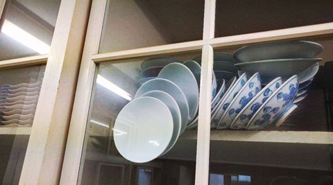 bizarre things on internet today, bizarre internet things, china plates in glass window cabin, bizarre internet stories, bizarre puzzles on internet, indian express, indian express news, trending, viral, bizarre