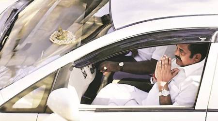 EPS pushes to sack Sasikala, avoid floor test as Dinakaran digs heels in