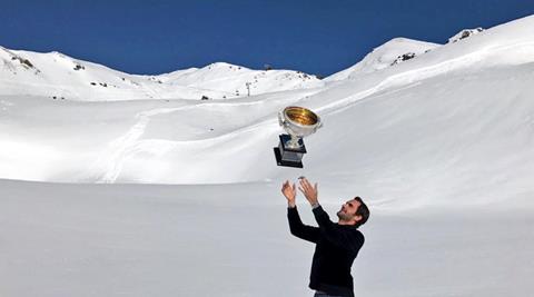 Roger Federer on top of the world with his Australian Open trophy ... - The Indian Express