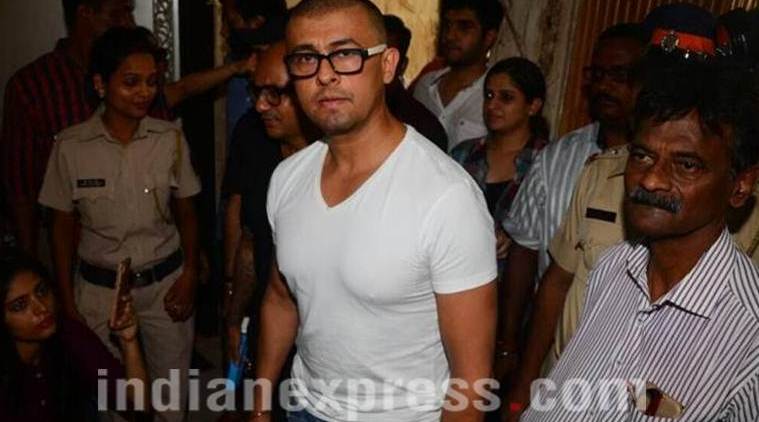 sonu nigam azaan row, sonu nigam head shave, sonu nigam 10 lakh, sonu nigam bald images, sonu nigam shaves off hair, sonu nigam statement on azaan, sonu nigam against maulvi, indian express news, sonu nigam news, entertainment news