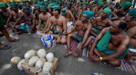 Mani Shankar Aiyar joins protesting Tamil Nadu farmers at Jantar Mantar