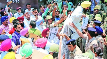 Sand mines auction: AAP MLAs marching towards CM house detained, freed