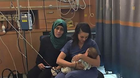 This heartwarming photo of an Israeli nurse breastfeeding a Palestinian child will reaffirm your faith in humanity