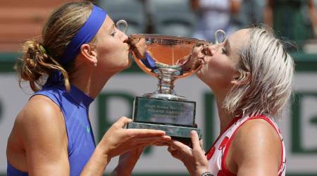 Bethanie Mattek-Sands and Lucie Safarova win French Open doubles, third straight major